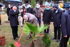 وزير التعليم العالي يطلق حملة التشجير بالمدرسة العليا للإعلام الآلي بالحراش