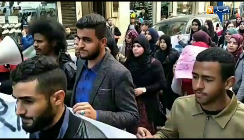 طلبة المدارس العليا في مسيرة سلمية بوهران