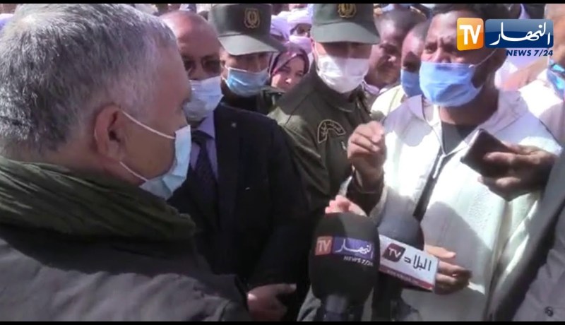 سكان قرية الزاوية بدائرة انغر بدون ماء و يواجهون المدير المنتدب للموارد المائية امام والي تمنراست