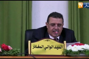 تسليم واستلام المهام بين الوالي المغادر والجديد وعامل نظافة يكرم كمال عبلة تحت بكاء شديد في قالمة