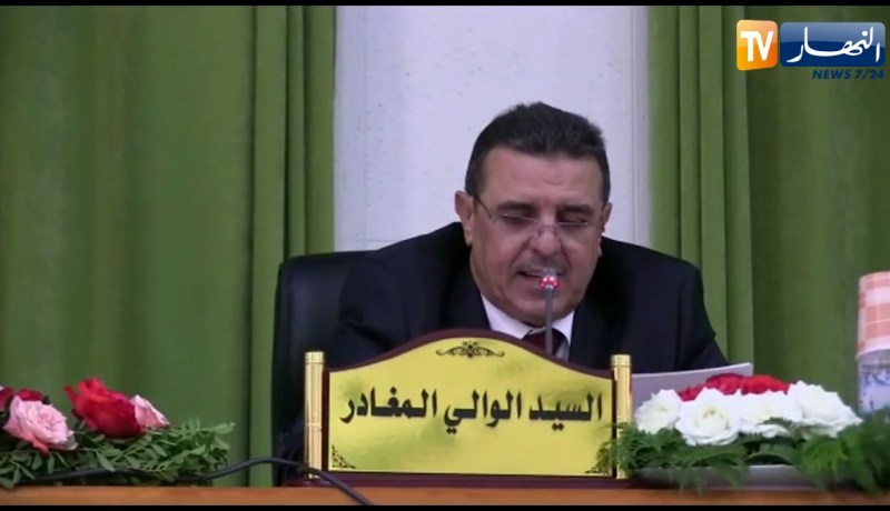 تسليم واستلام المهام بين الوالي المغادر والجديد وعامل نظافة يكرم كمال عبلة تحت بكاء شديد في قالمة