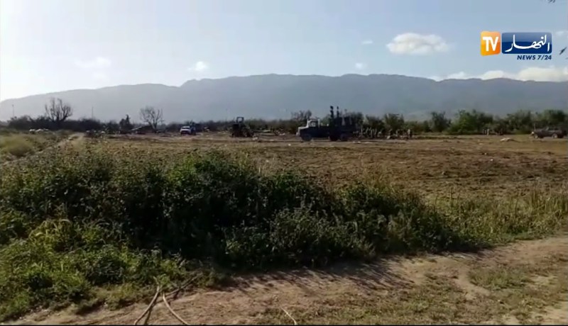 ردم الحفرة التي أحدثتها الطائرة المنكوبة