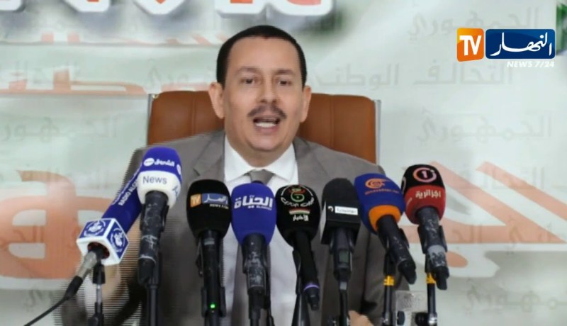 سياسة: ساحلي يدعو الرئيس بوتفليقة لإيجاد الحلول الدستورية لتمديد العهدة