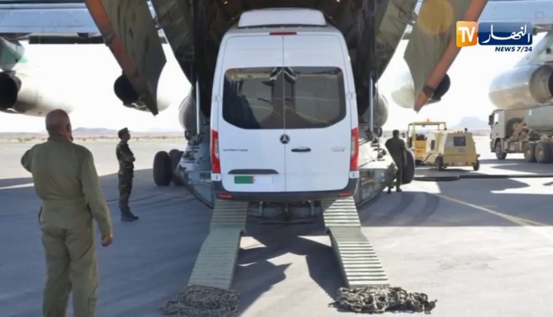 دفاع:  نقل 10 حافلات لفائدة النيجرعلى متن طائرات عسكرية بتمنراست