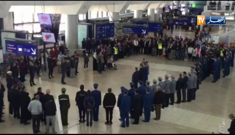 دقيقة صمت في مطار هواري بومدين الدولي ترحما على أرواح الشهداء !!