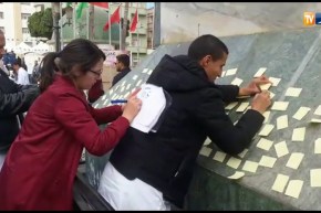 الشبه الطبي يعبرون على طريقتهم الخاصة بكتابة شعارات على جدارية ساحة بلدية مستغانم