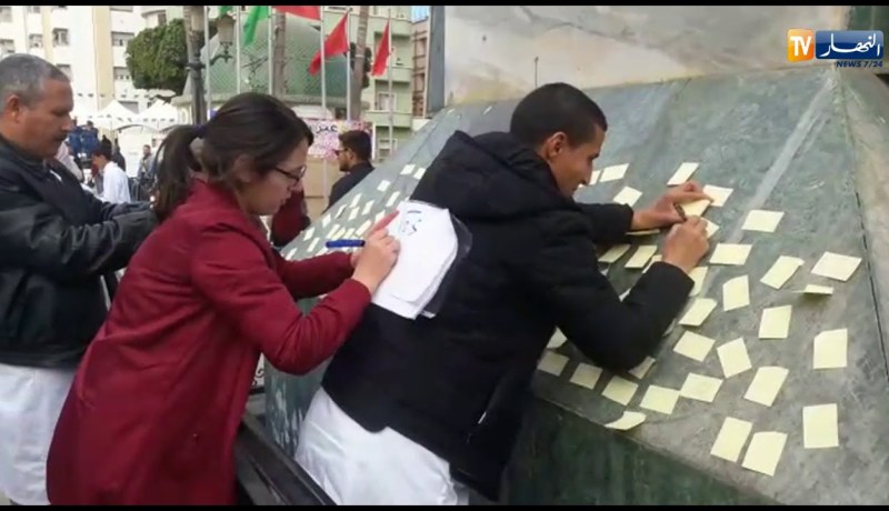 الشبه الطبي يعبرون على طريقتهم الخاصة بكتابة شعارات على جدارية ساحة بلدية مستغانم