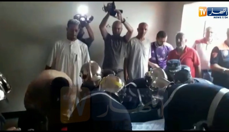 وصول جثمان الفقيد الراحل “رشيد طه “إلى منزله العائلي بسيق ولاية معسكر