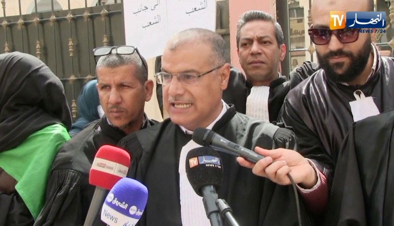 المحامون في وقفة إحتجاجية دعما للحراك الشعبي بالطارف تلمسان وهران والأغواط