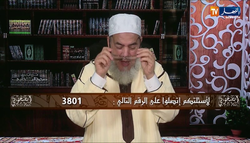 إنصحوني /كنت ندعي في الجامع جا شاب سبّني ماخلّاليش ..هل هذا يجوز !!