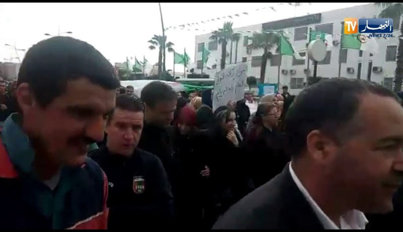 عمال البلديات ومديرية النشاط الاجتماعي في مسيرات سلمية بالبويرة