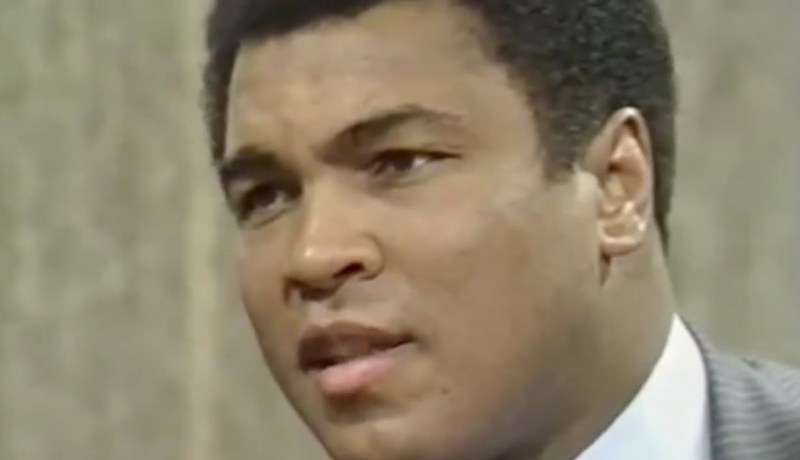 الأسطورة محمد علي كلاي يتعرض لأزمة صحية وينقل للمستشفى