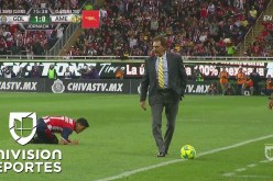 شاهد.. مدرب يعرقل لاعبًا في كلاسيكو كرة القدم