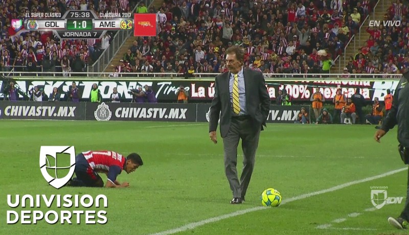 شاهد.. مدرب يعرقل لاعبًا في كلاسيكو كرة القدم