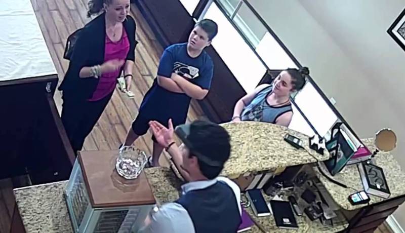 شاهد .. ماذا فعل هذا الشاب العربي مع سيدة أمريكية في محل لبيع الذهب ‬