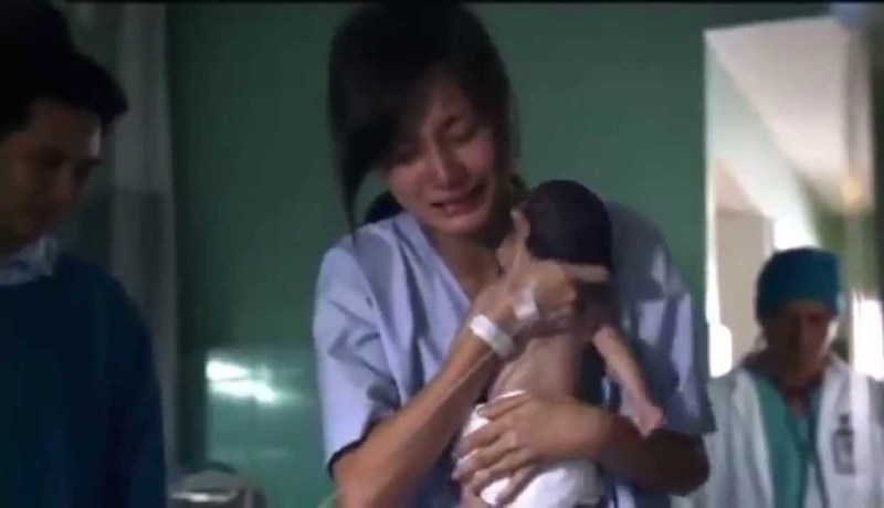 فيديو رائع لرضيع متوفي تحتضنه أمه ثم يبدأ بالبكاء