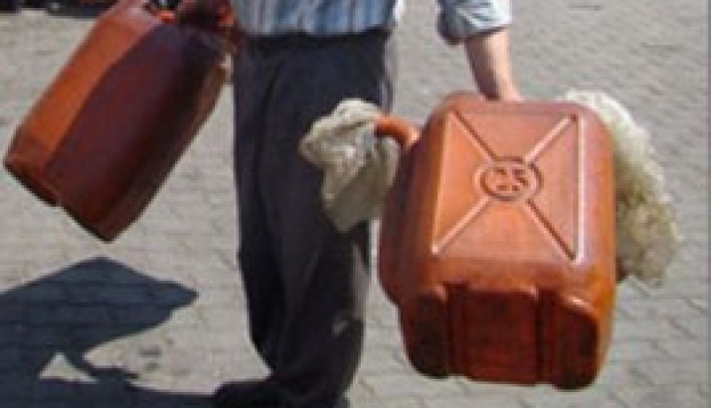 كهل‮ ‬يرش أبناءه بالمازوت ويهدد بحرقهم