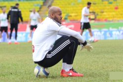 مبولحي يتصدر التشكيلة المثالية للاعبين الأحرار