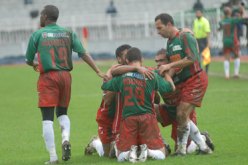 بعض مسؤولي العميد تهجموا على  تيسان في المطار واللاعبون يتكتلون ضده