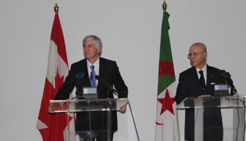 مدلسي‮ ‬مترجم لنظيره الكندي