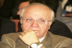 يعوّل على‮ ‬اليتيمة‮ ‬لمواجهة‮ ‬الجزيرة