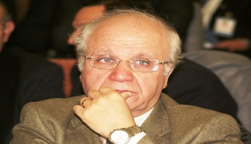 سفارة بدون علَم وصورة الرئيس