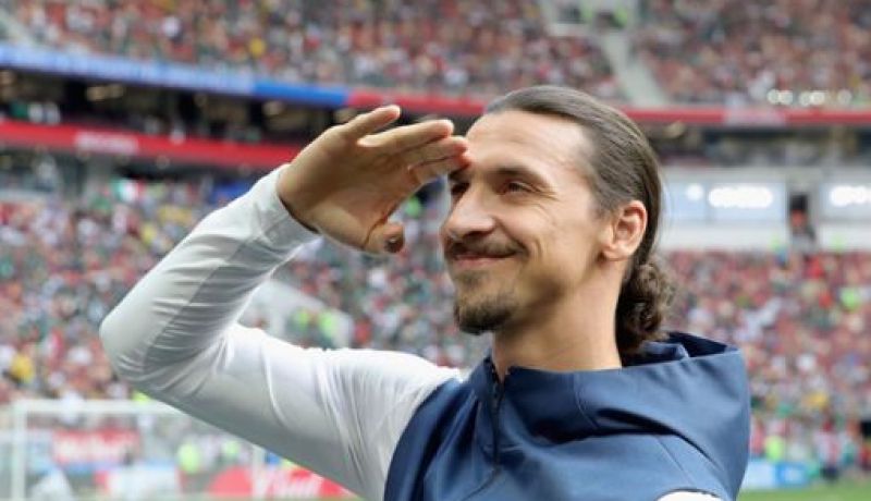 “السلطان” يطالب بمنح الكرة الذهبية للاعبي منتخب بلاده !