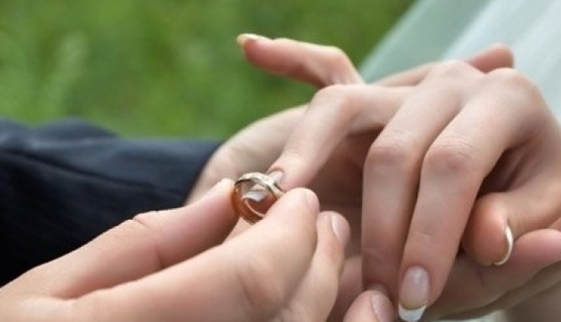 بالفيديو.. شاب يلجأ لحيلة ماكرة لطلب الزواج من محبوبته