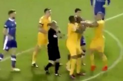 بالفيديو.. شجار وطرد لاعبين من نفس الفريق بالدوري الإنجليزي