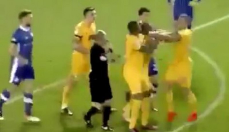 بالفيديو.. شجار وطرد لاعبين من نفس الفريق بالدوري الإنجليزي