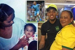 في لقطة طريفة.. نجم مانشستر سيتي يداعب الكرة مع والدته