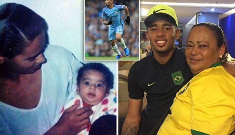 في لقطة طريفة.. نجم مانشستر سيتي يداعب الكرة مع والدته