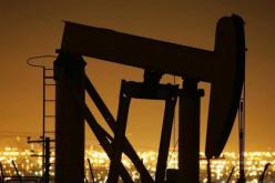 أسعار النفط تسجل أدنى مستواياتها منذ عام