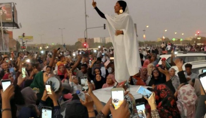 شاهد.. “كنداكة” أيقونة الثورة السودانية تتزوج من جندي بالجيش