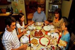 تحرجنا والدتي بقضاء شهر رمضان من كل عام في بيت صهرها