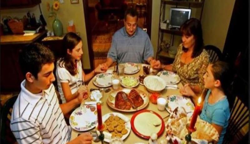 تحرجنا والدتي بقضاء شهر رمضان من كل عام في بيت صهرها