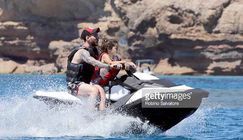 ميسي يقضي إجازته الصيفية على شواطئ إيبيزا قبل الزفاف