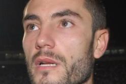 مغني يُفرِغ مقهى من زبائنه