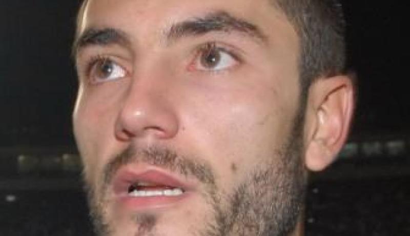 مغني يُفرِغ مقهى من زبائنه