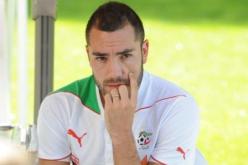 ''آسف لكل الجزائريين لأنني لن ألعب وسأحاول زيارة رفقائي إن شفيت بعد العمليـــة الجـــراحيـــة''