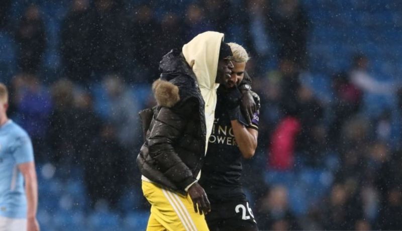 بالصور.. نجم السيتي يواسي محرز:”سنكون معا الموسم القادم”