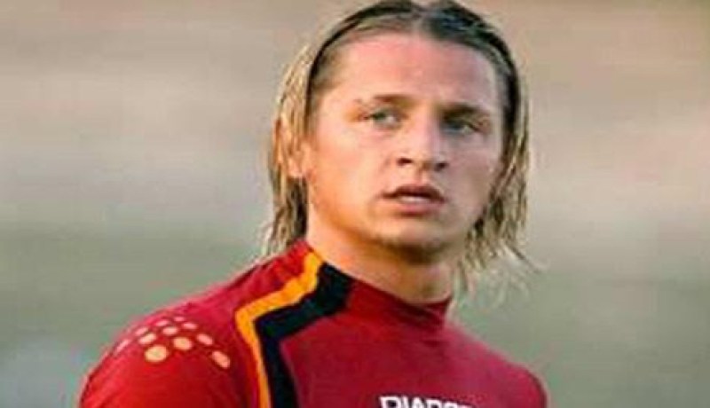 توقيف ميكسيس مدافع ميلانو ل 3 مقابلات بسبب صفعه بورييلو