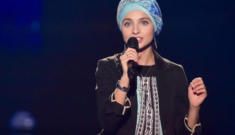 بعد اتهامها بدعم الإرهاب.. السورية منال ابتسام تنسحب من “ذا فويس” الفرنسي