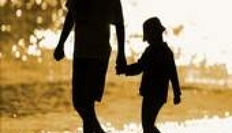 مساعدة الأب للأم في العناية بطفلها يزعزع ثقتها بنفسها