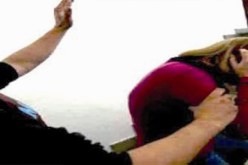 فتاة تقاضي‮ ‬والدها لأنه ضربها بباتنة