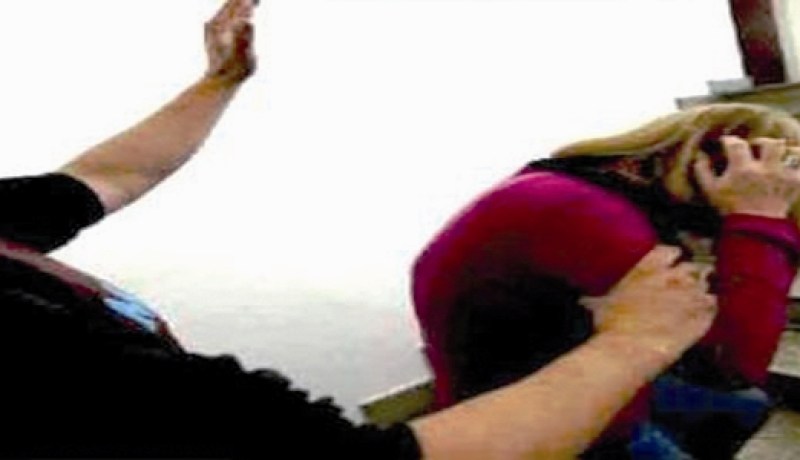 فتاة تقاضي‮ ‬والدها لأنه ضربها بباتنة