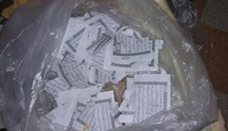 العثور على أوراق ممزّقة من المصحف الشريف