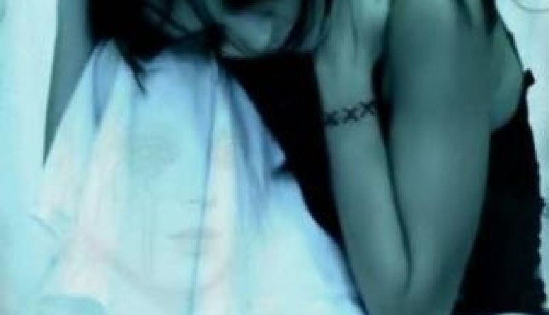 الكل يهملني وكأني غير موجودة بينهم