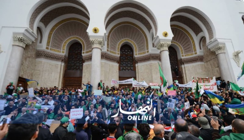 بالفيديو والصور ..بداية توافد المتظاهرين على ساحة البريد المركزي في تاسع جمعة من الحراك