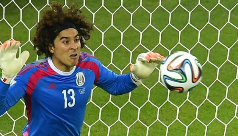 برشلونة يتحرك لضم حارس مرمى المكسيك